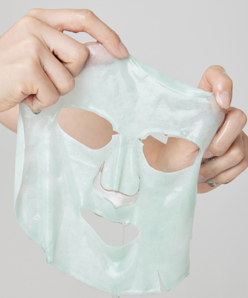 Masque facial hydratant ARENCIA Holy Hyssop Mask Pack (5 piece) en main, soin de la peau rafraîchissant et apaisant.