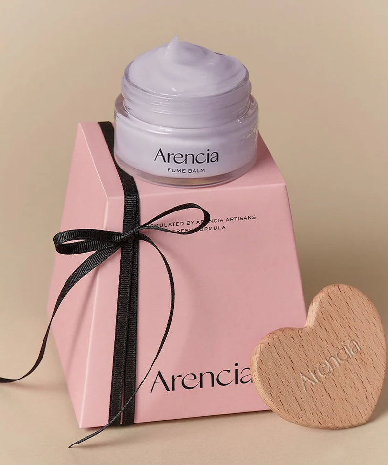 Crème ARENCIA Hyssop Fume Balm 30g sur un emballage rose élégant avec un ruban noir et un cœur en bois décoratif.
