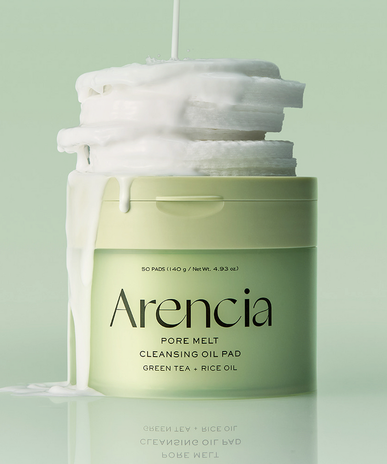 ARENCIA Pore Melt Cleansing Oil Pads 50 Sheets, boîte verte avec coussin de nettoyage huileux sur fond vert menthe