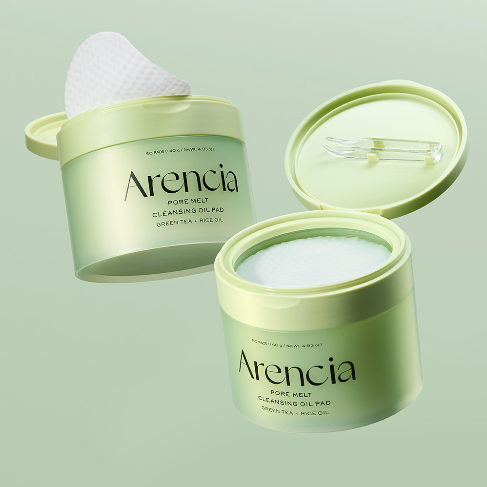 ARENCIA Pore Melt Cleansing Oil Pads 50 Sheets, photo du packaging vert et des lingettes démaquillantes sur fond clair.