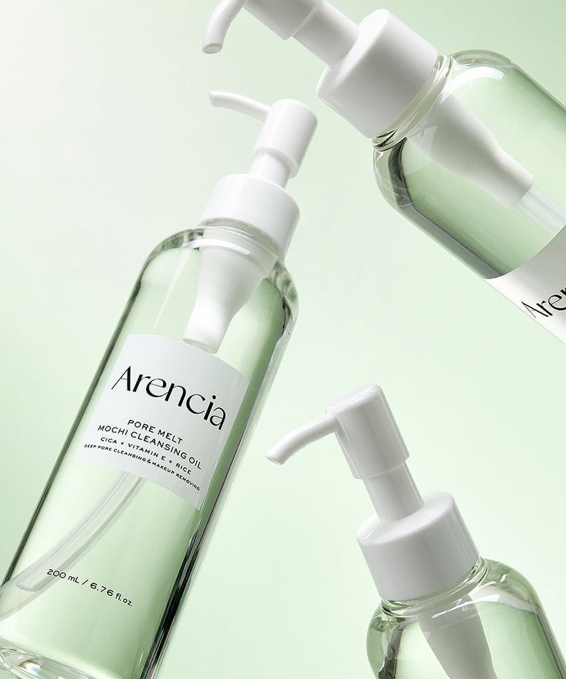 ARENCIA Pore Melt Mochi Cleansing Oil 200ml de la marque ARENCIA, bouteilles vert clair sur fond pastel, style skincare