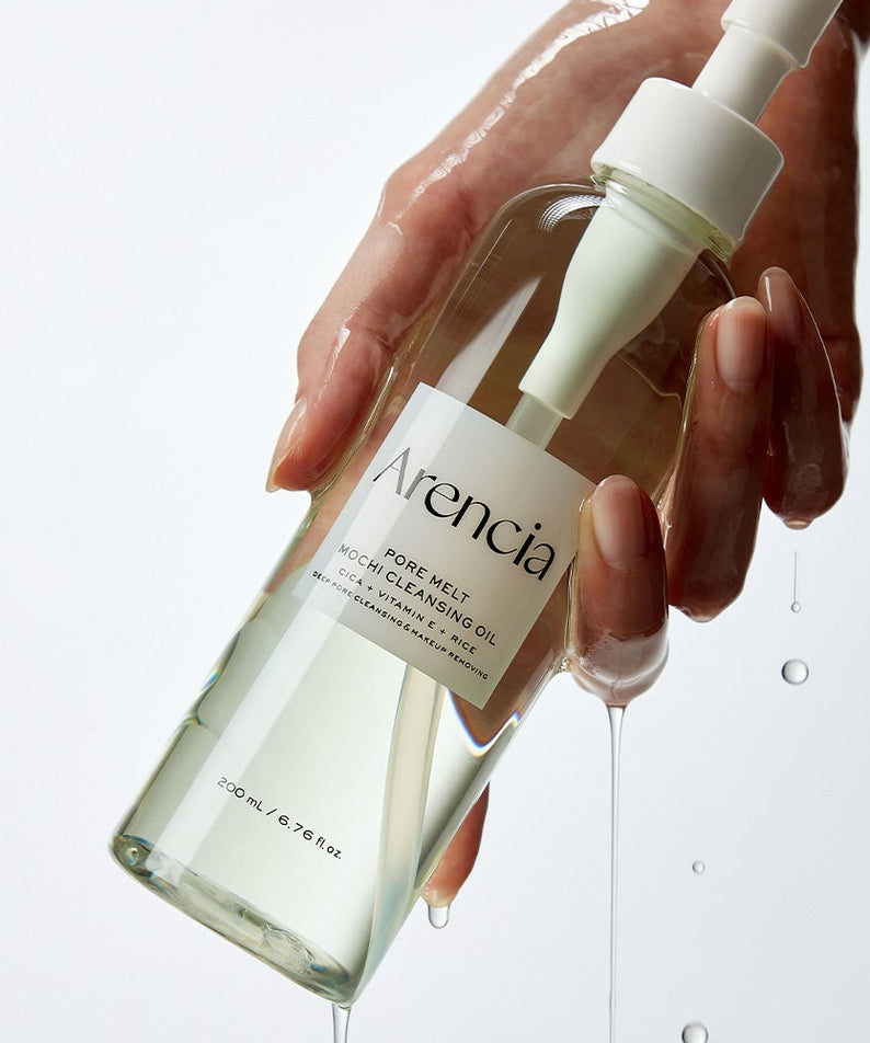 ARENCIA Pore Melt Mochi Cleansing Oil 200ml, huile nettoyante de la marque ARENCIA, main tenant le flacon, texture qui s’écoule