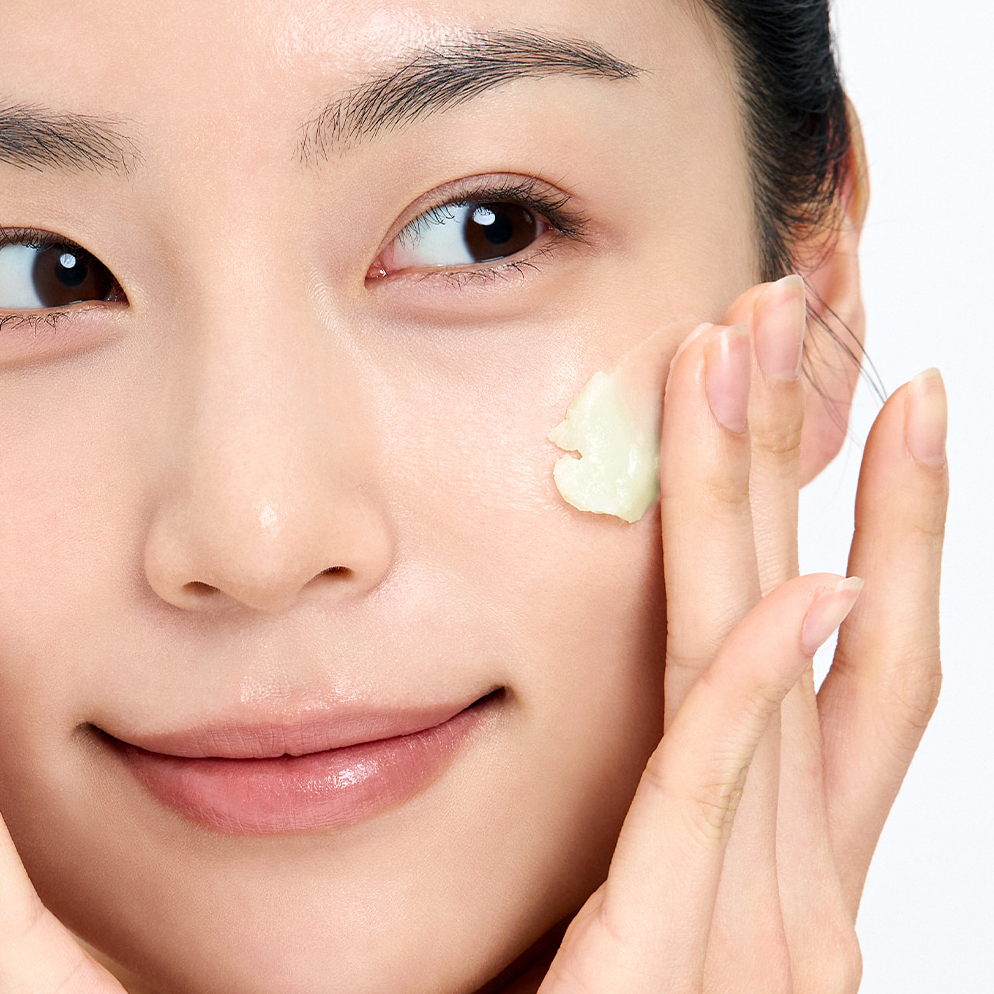 ARENCIA Pore Melt Phyto PDRN Cleansing Balm 90ml, marque ARENCIA, femme applique une crème sur le visage, peau nette