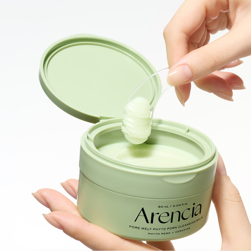ARENCIA Pore Melt Phyto PDRN Cleansing Balm 90ml, baume vert ouvert, main et geste application sur peau, fond clair