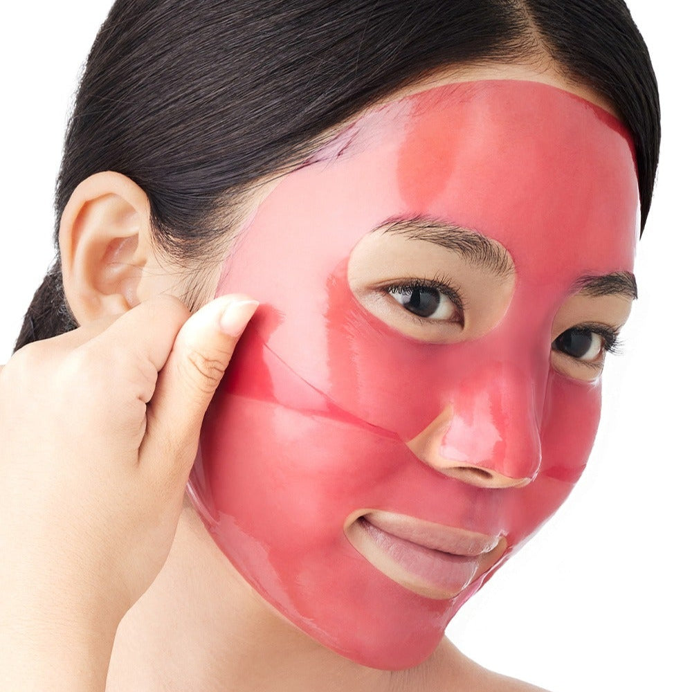 ARENCIA Red Collagen Gel Mask 4 Sheets : femme au visage avec masque gel rouge, portrait cosmétique sur fond blanc.