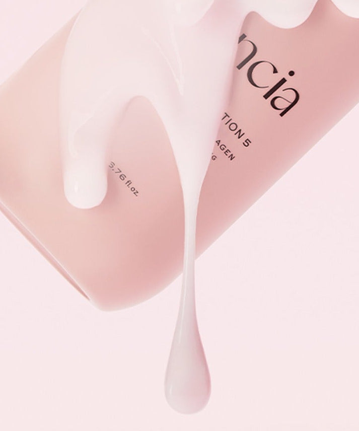 ARENCIA Red Smoothie Lotion 5 200ml, tube crème rouge lisse sur fond rose, marque présentée en contexte beauté.