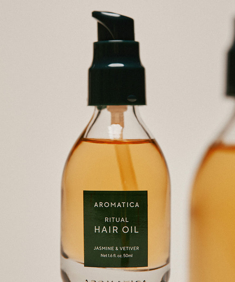 AROMATICA Ritual Jasmine & Vetiver Hair Oil 50ml, flacon ambré sur fond clair, photo produit en gros plan.