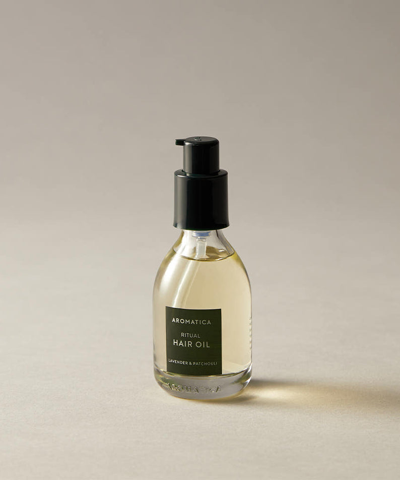 AROMATICA Ritual Lavender & Patchouli Hair Oil 50ml, flacon noir sur fond clair, huile capillaire de la marque AROMATICA