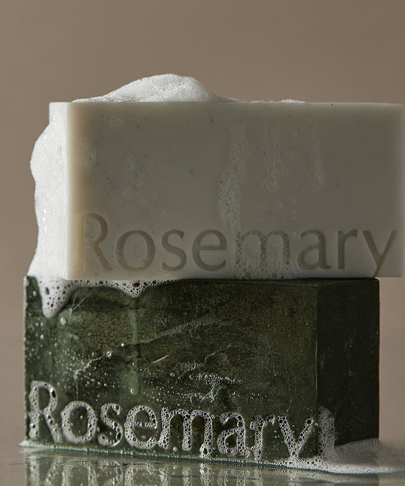 AROMATICA Rosemary Scalp Scaling Shampoo Bar 135g, savon pour cuir chevelu, marque AROMATICA, posé sur fond beige
