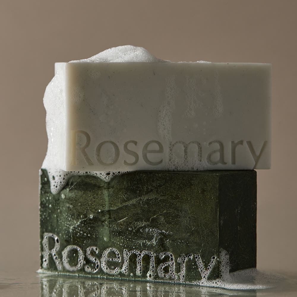 AROMATICA Rosemary Scalp Scaling Shampoo Bar 135g, savon pour cuir chevelu, marque AROMATICA, posé sur fond beige