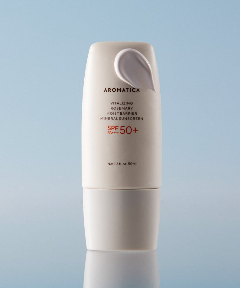 AROMATICA Vitalizing Rosemary Moisture Barrier Sunscreen 50ML, flacon crème solaire à la lavande, sur fond bleu ciel