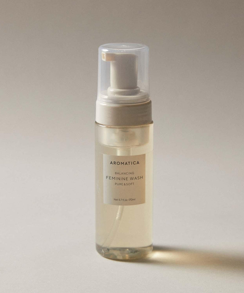 AROMATICA Pure & Soft Chamomile & Tea Tree Feminine Wash 170ml, flacon crème sur fond clair, produit de la marque AROMATICA.
