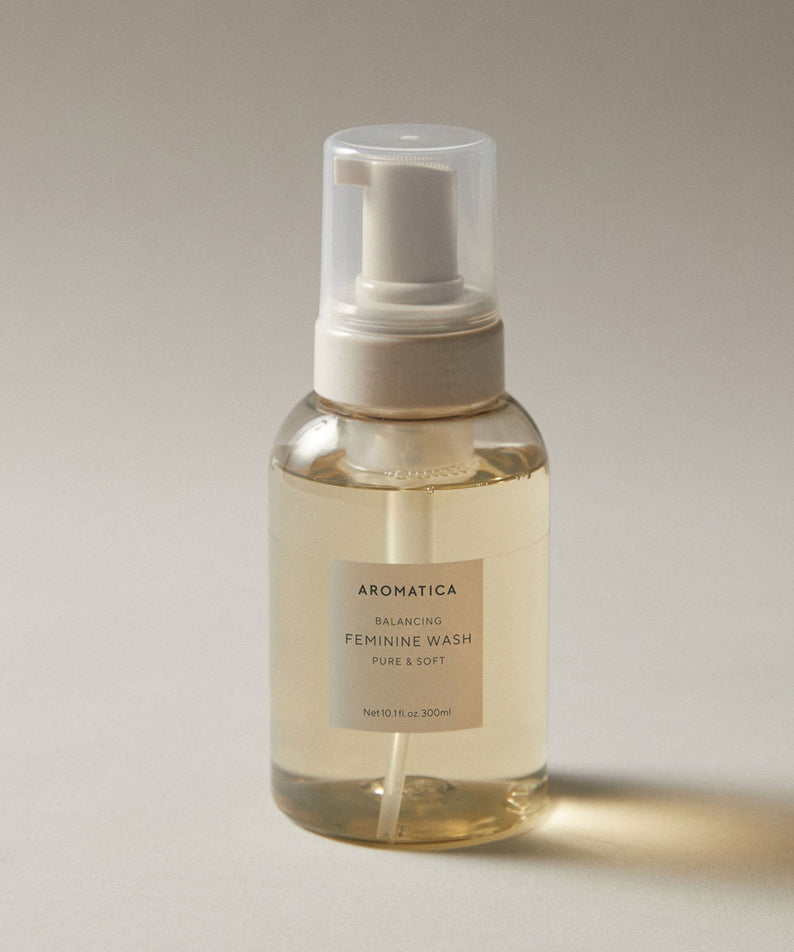 AROMATICA Pure & Soft Balancing Feminine Wash de la marque AROMATICA, flacon en verre sur fond clair.
