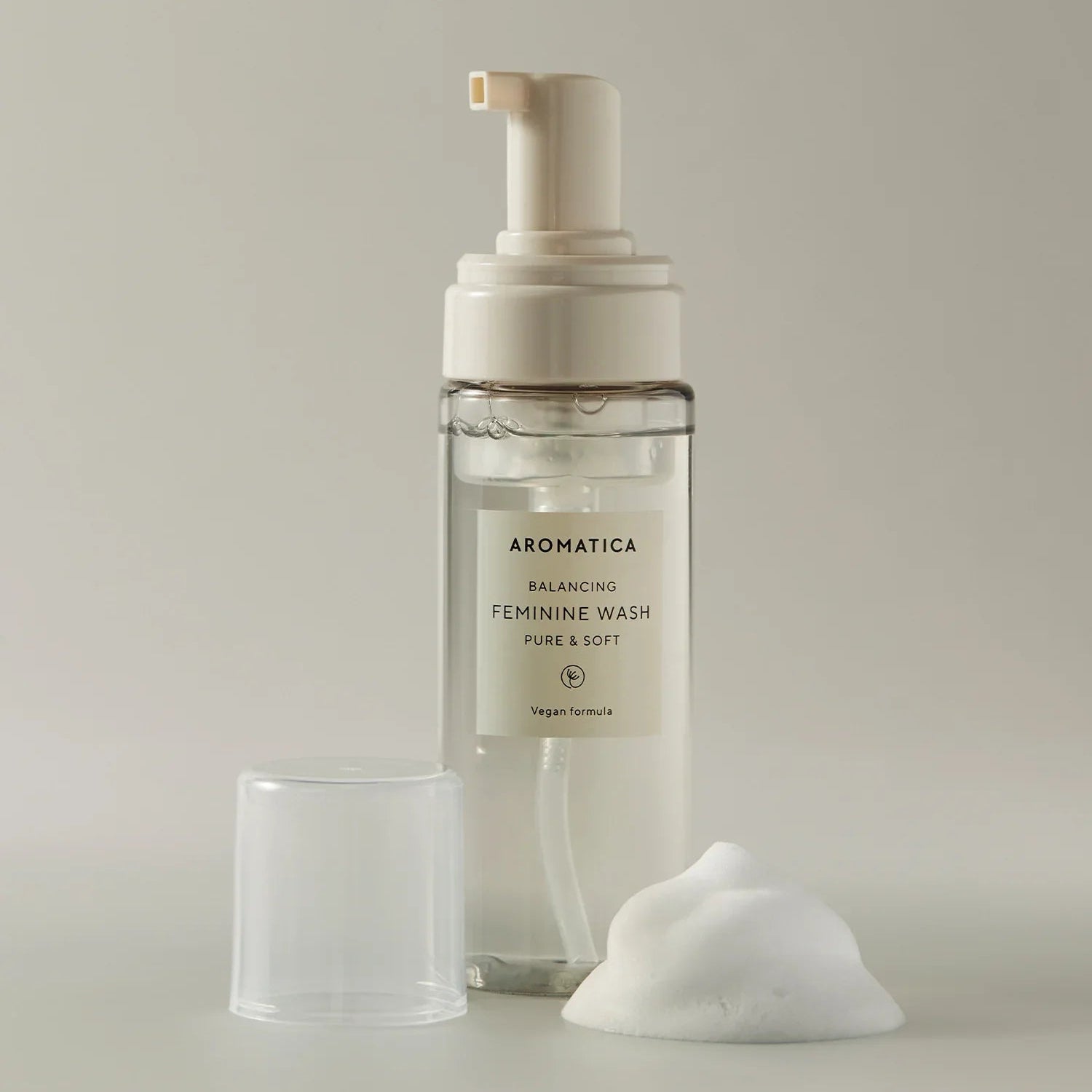 AROMATICA Pure & Soft Chamomile & Tea Tree Feminine Wash 170ml : flacon sur fond clair, marque AROMATICA et mousse.