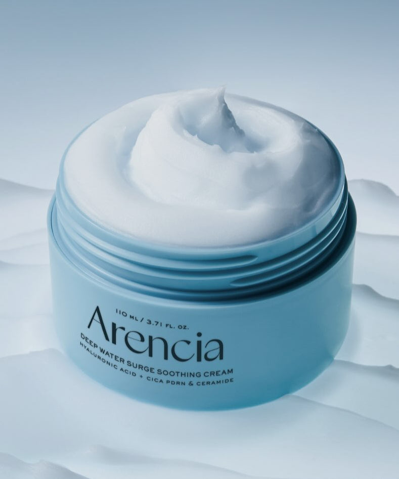 ARENCIA Deep Water Surge Soothing Cream 80ml dans un pot bleu avec texture crémeuse apaisante, idéal pour hydratation intense