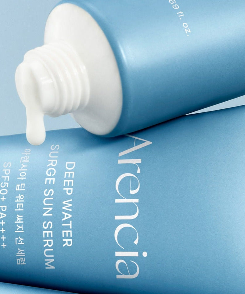 ARENCIA Deep Water Surge Sun Serum 50ml hydratant avec SPF50+ en tube bleu.