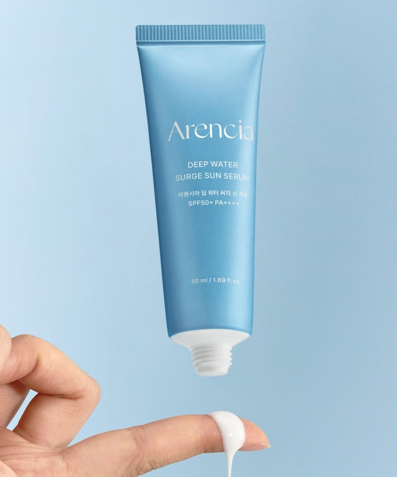 Sérum solaire ARENCIA Deep Water Surge Sun Serum 50ml avec protection SPF50+ appliqué sur le doigt.