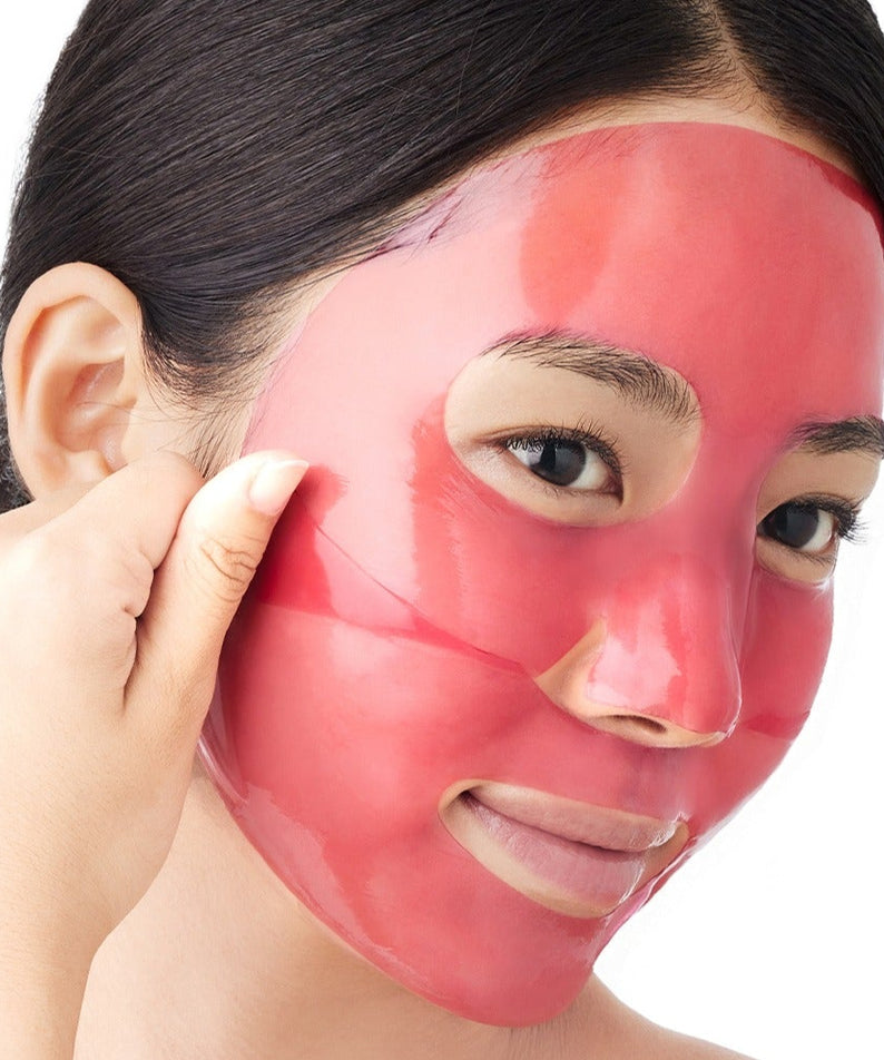 Femme portant ARENCIA Red Collagen Gel Mask 4 Sheets en gel rouge, masque de soin pour la peau asiatique, emballage de 4 feuilles.