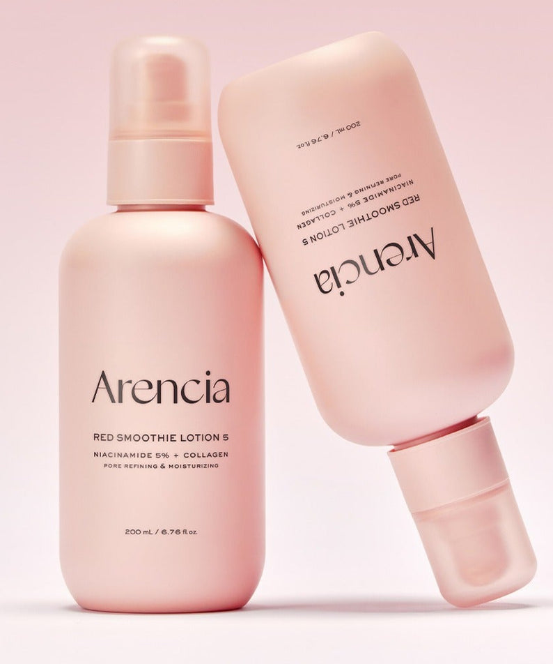 ARENCIA Red Smoothie Lotion 5 200ml sur fond rose, deux flacons de lotion hydratante pour la peau avec collagène et niacinamide.