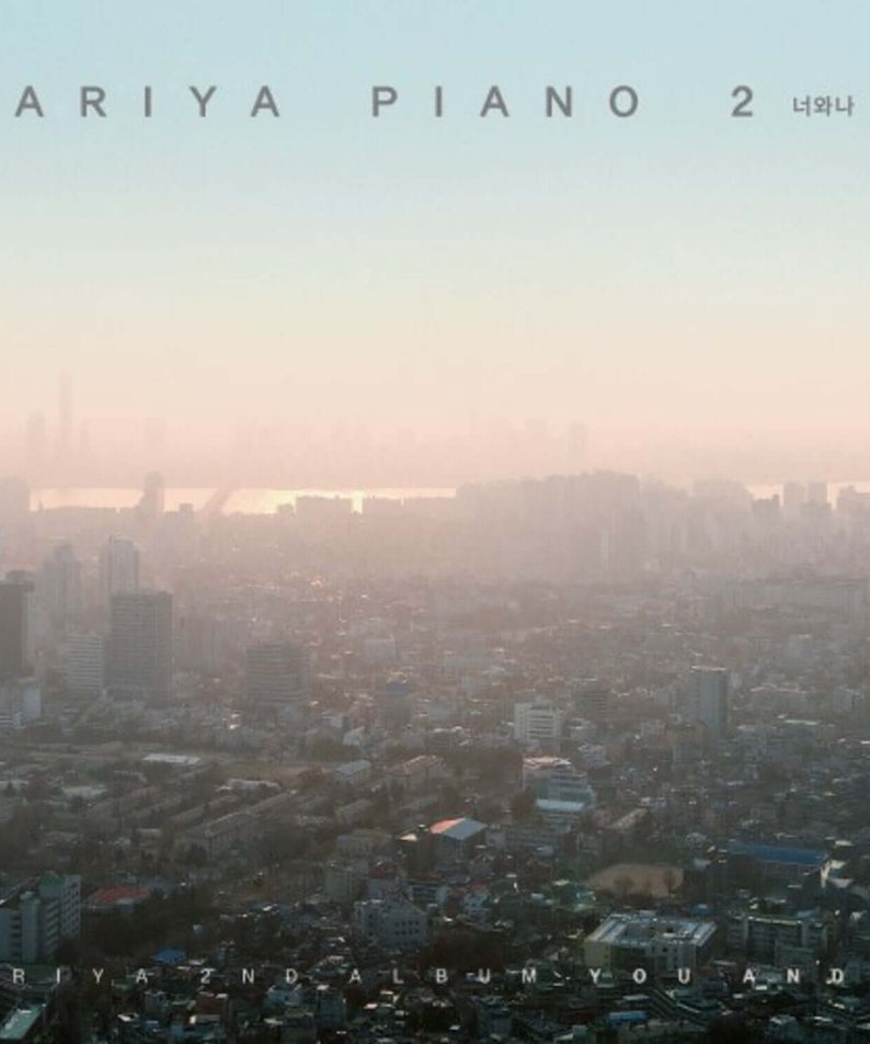 ARIYA - 2nd Album [ARIYA PIANO 2 : ] - Album Kpop, couverture avec skyline brumeux et titre ARIYA PIANO 2 en arrière-plan.