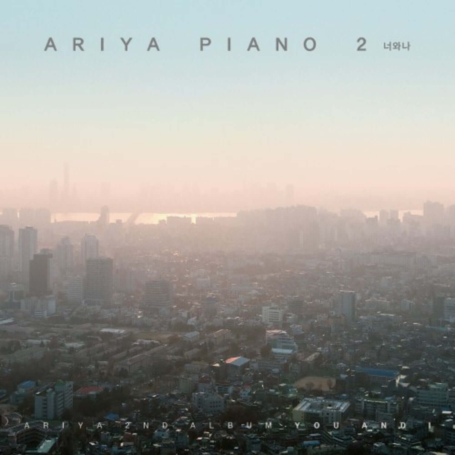 ARIYA - 2nd Album [ARIYA PIANO 2 : ] - Album Kpop, couverture avec skyline brumeux et titre ARIYA PIANO 2 en arrière-plan.