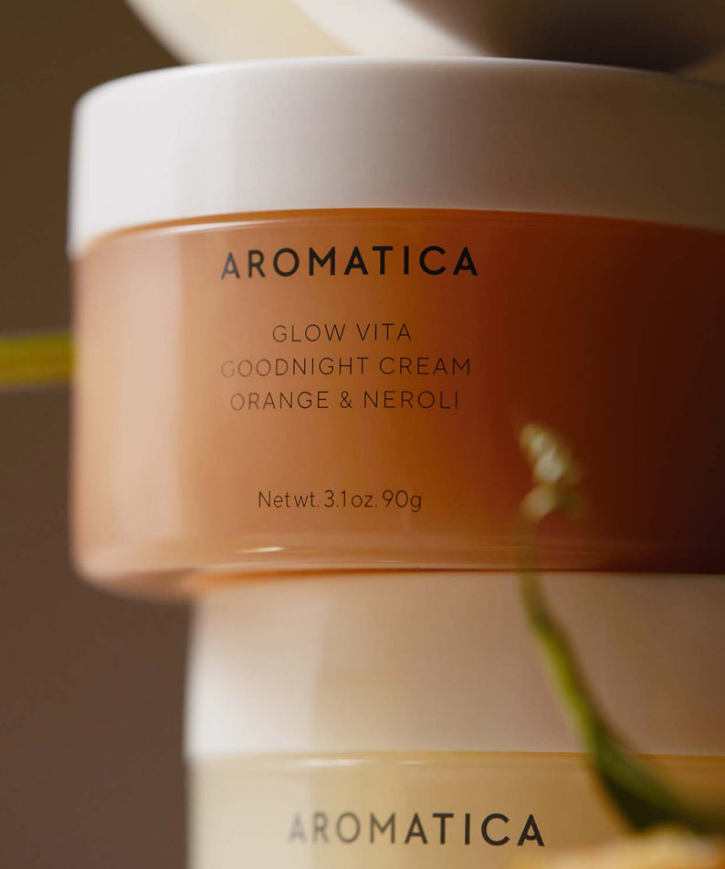 AROMATICA Glow Vita Good Night Cream Orange & Neroli 90G, pot crème de nuit orange & néroli, image produit en lumière douce.