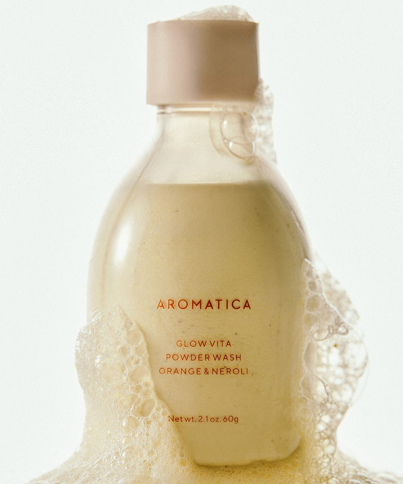 AROMATICA Glow Vita Powder Wash Orange & Neroli 60G pour une peau éclatante et revitalisée.