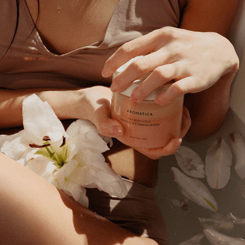 AROMATICA Magnolia & Sandalwood Salt Body Scrub 250g disponible sur Ma petite Coree, ton Eshop 100% K-beauty en direct de Seoul