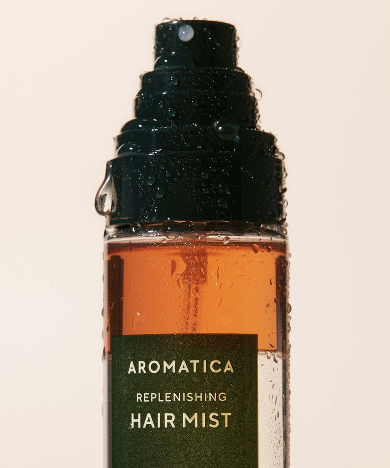 AROMATICA Replenishing Hair Mist Jasmine & Vetiver 100ml, flacon brume capillaire sur fond clair, gouttes visibles.