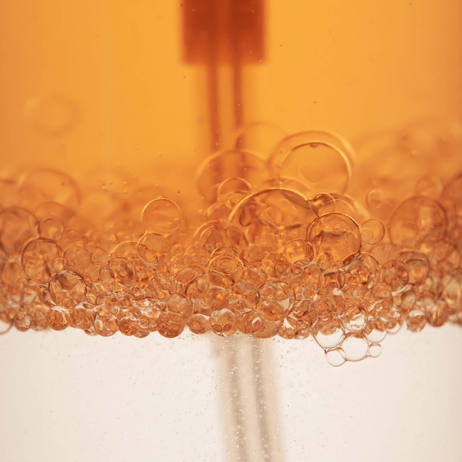 Décris l'image en français : AROMATICA Replenishing Hair Mist Jasmine & Vetiver 100ml, brume sur fond beige et particules dorées.