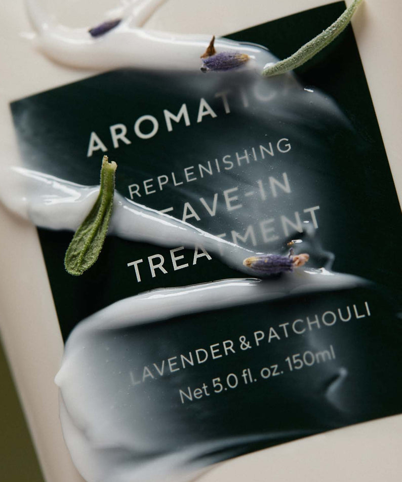 AROMATICA Replenishing Leave-In Treatment Lavender & Patchouli 150ML, packaging noir avec lavande et patchouli, gros plan.