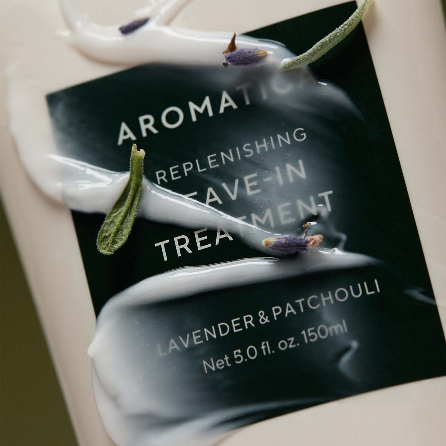 AROMATICA Replenishing Leave-In Treatment Lavender & Patchouli 150ML, packaging noir avec lavande et patchouli, gros plan.