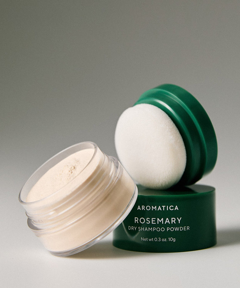 AROMATICA Rosemary Dry Shampoo Powder 10g de la marque AROMATICA, pot et poudre sur fond clair, contexte cosmétique