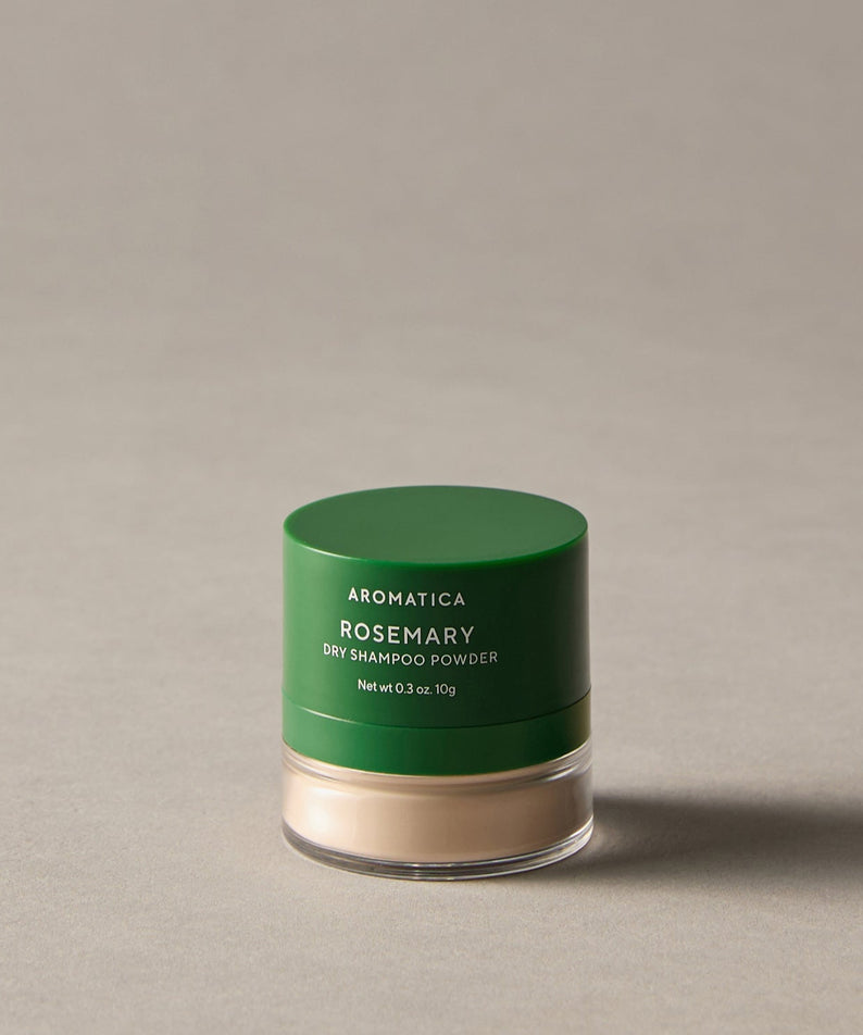 AROMATICA Rosemary Dry Shampoo Powder 10g de la marque AROMATICA, pot vert sur fond beige, produit cosmétique.