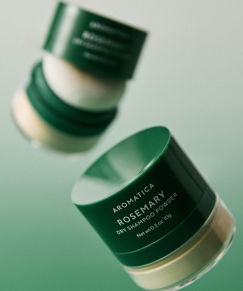 AROMATICA Rosemary Dry Shampoo Powder 10g : flacon vert sur fond vert, marque visible et contexte beauté.