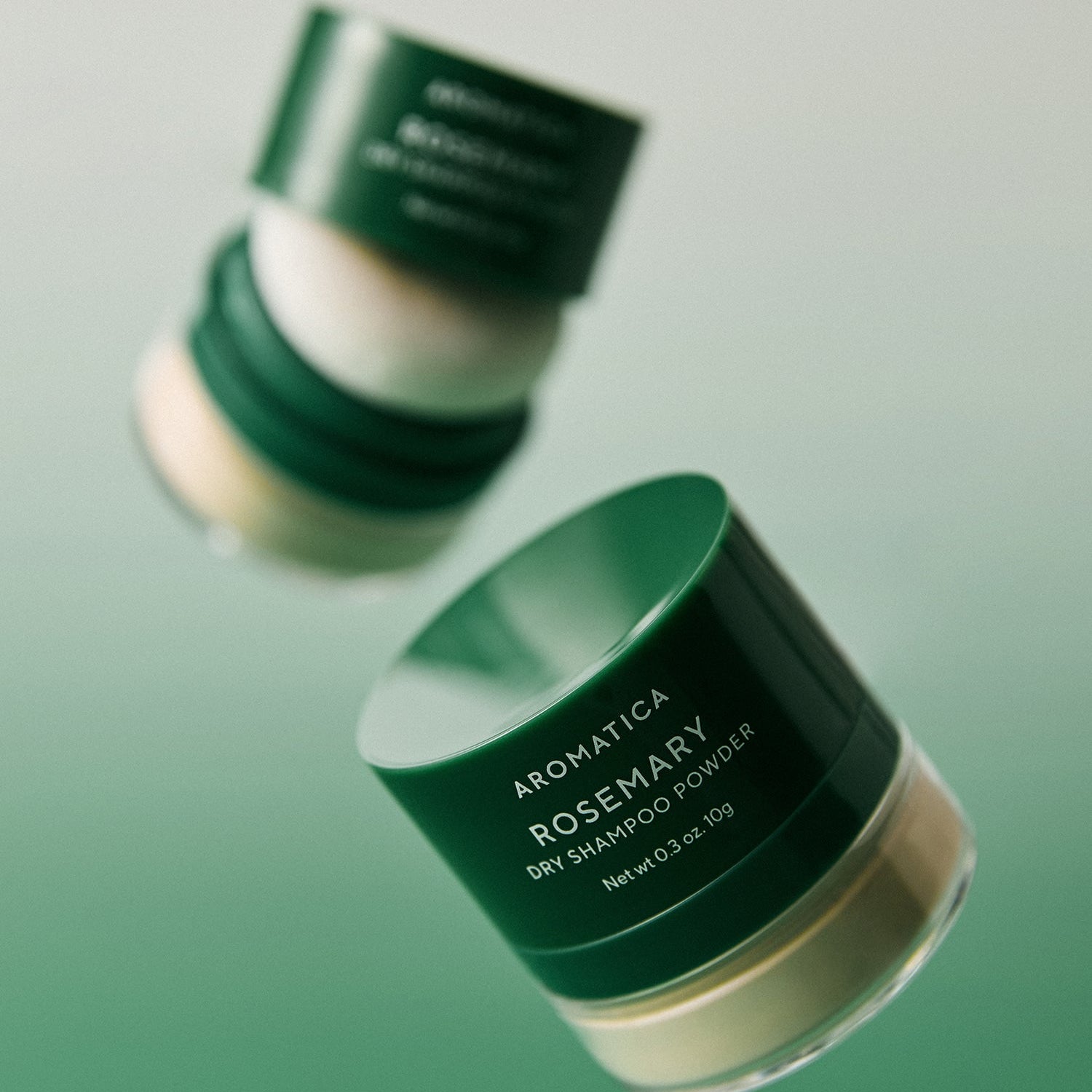 AROMATICA Rosemary Dry Shampoo Powder 10g : flacon vert sur fond vert, marque visible et contexte beauté.