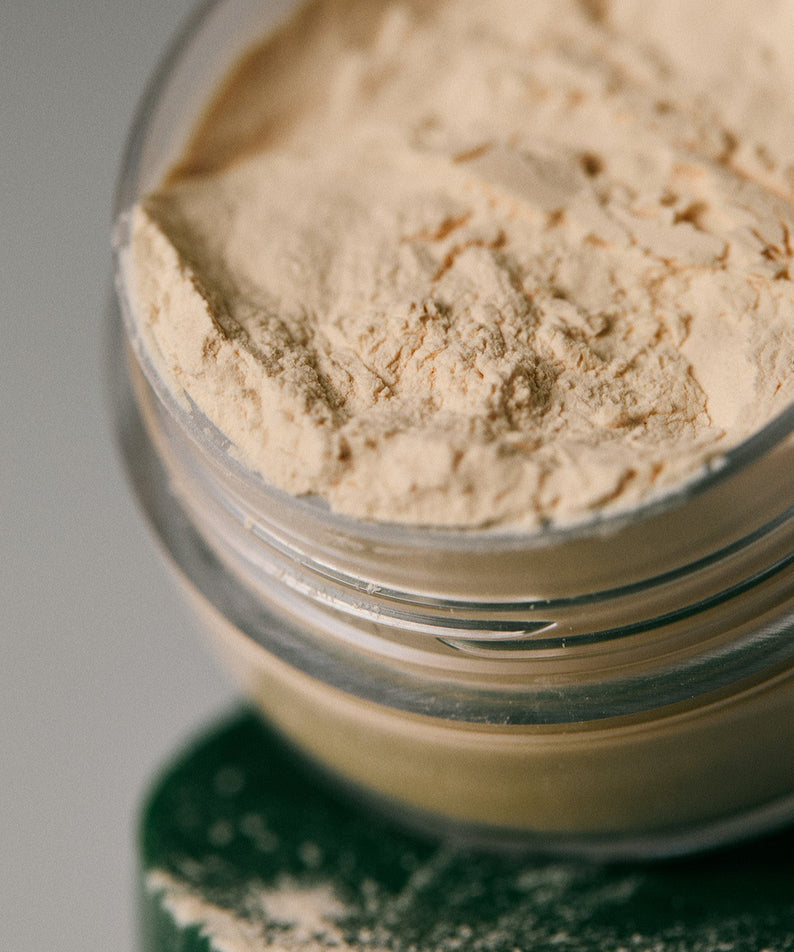 AROMATICA Rosemary Dry Shampoo Powder 10g : poudre de shampoing sec à la poudre de romarin, pot en verre, vue rapprochée.