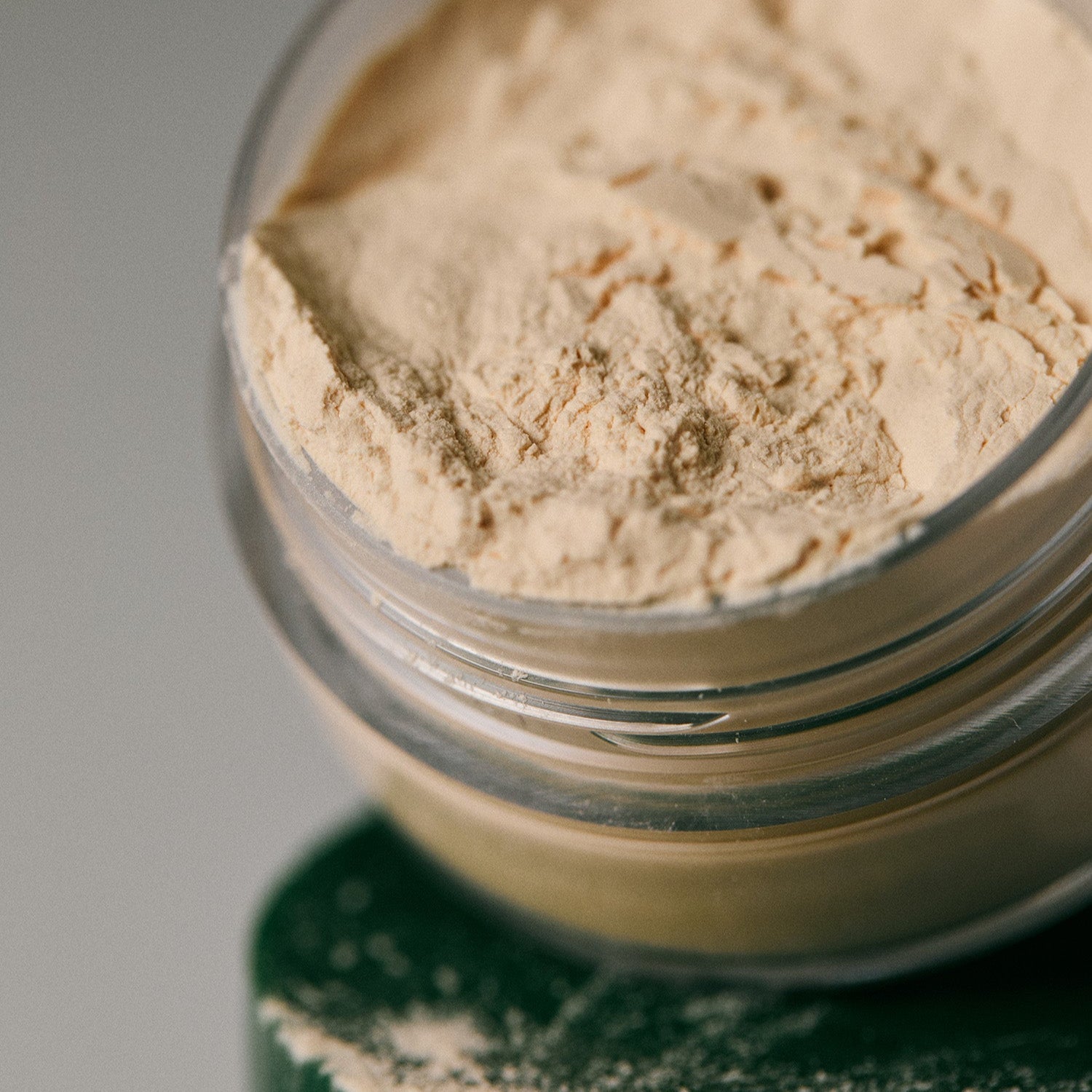 AROMATICA Rosemary Dry Shampoo Powder 10g : poudre de shampoing sec à la poudre de romarin, pot en verre, vue rapprochée.