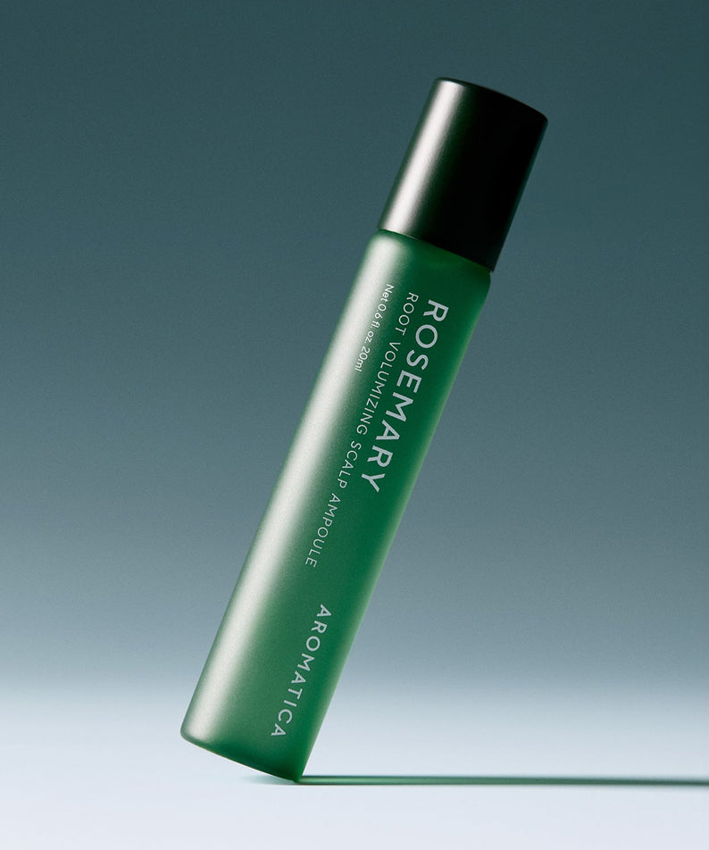 AROMATICA Rosemary Root Volumizing Scalp Ampoule 20ML, flacon vert sur fond bleu, marque AROMATICA, soin cuir chevelu