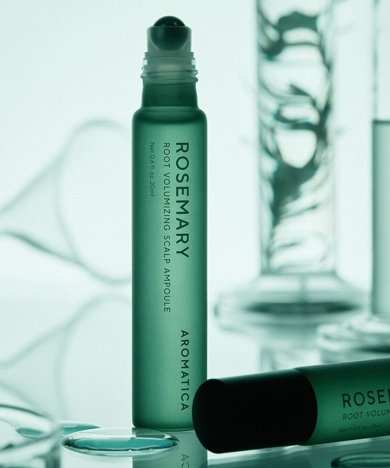 AROMATICA Rosemary Root Volumizing Scalp Ampoule 20ML de la marque AROMATICA, flacon vert sur fond salon spa
