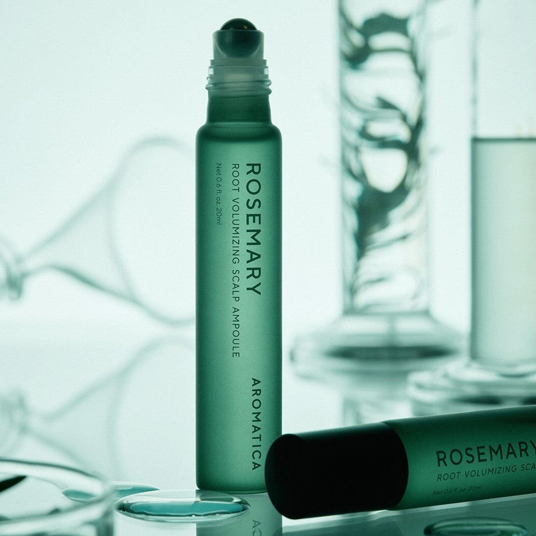 AROMATICA Rosemary Root Volumizing Scalp Ampoule 20ML de la marque AROMATICA, flacon vert sur fond salon spa