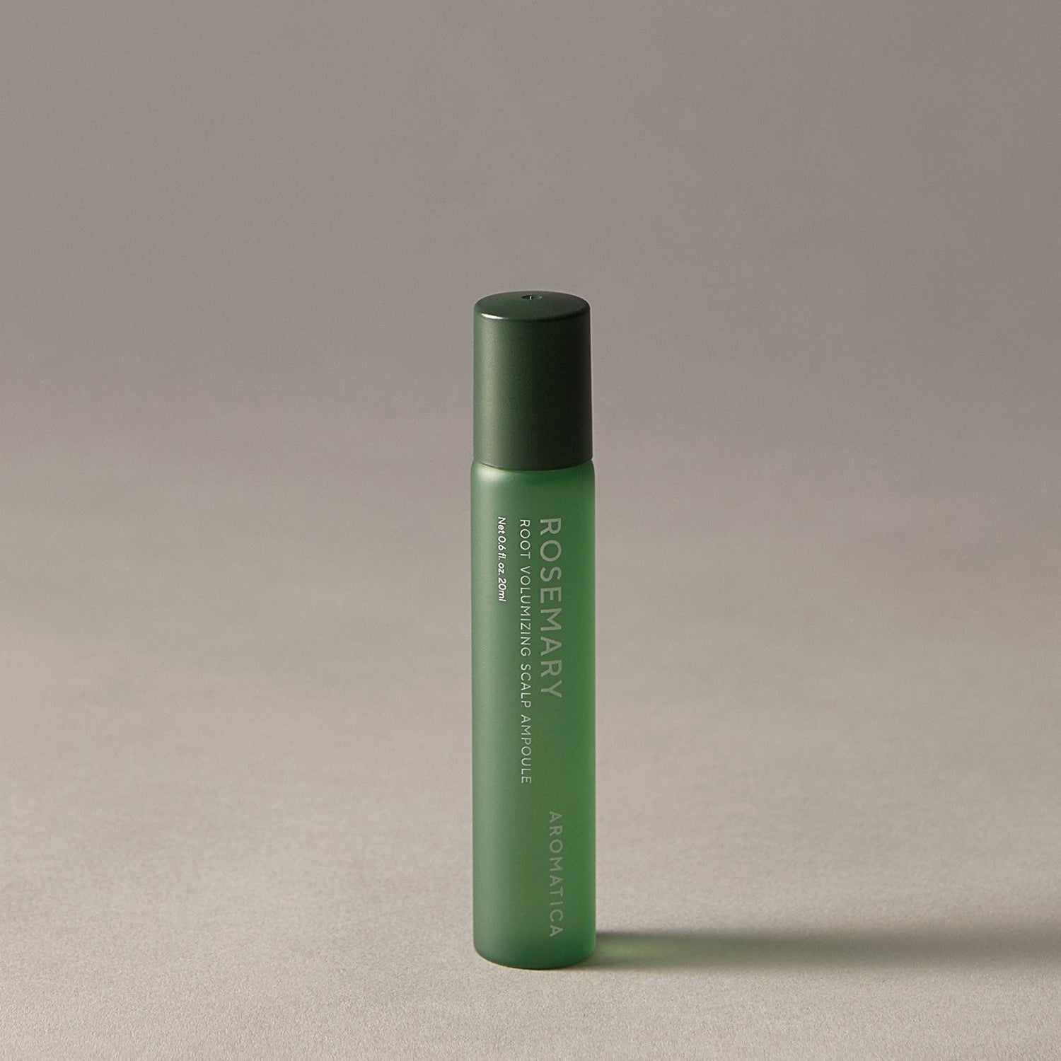 AROMATICA Rosemary Root Volumizing Scalp Ampoule 20ML de la marque AROMATICA, flacon vert sur fond beige clair.