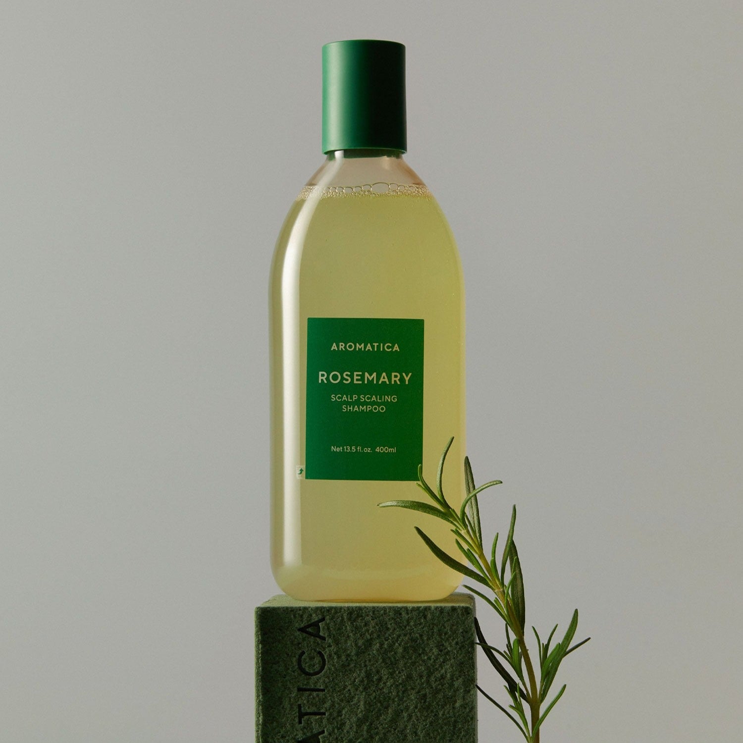 AROMATICA Rosemary Scalp Scaling Shampoo 750ml de la marque AROMATICA, bouteille verte sur fond clair avec brins de romarin