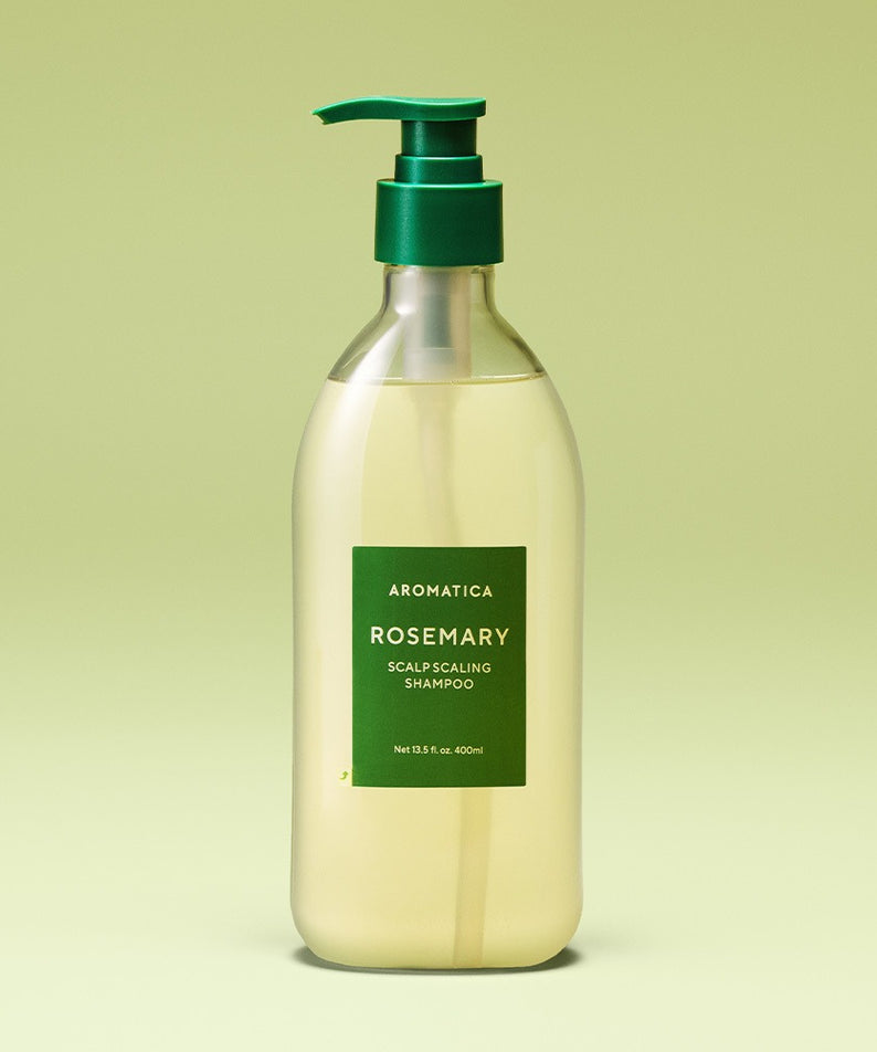 AROMATICA Rosemary Scalp Scaling Shampoo 750ml, flacon vert sur fond vert clair, produit cosmétique en studio