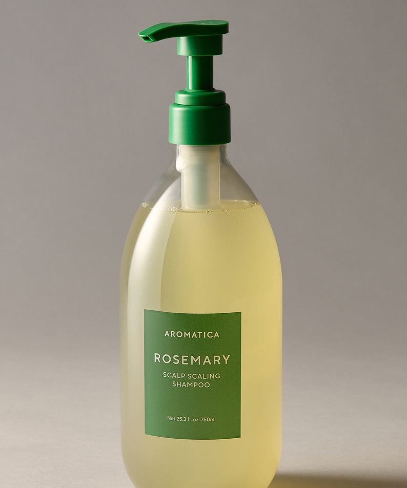 AROMATICA Rosemary Scalp Scaling Shampoo 750ml, flacon vert-poussoir sur fond neutre, produit beauté en gros plan.