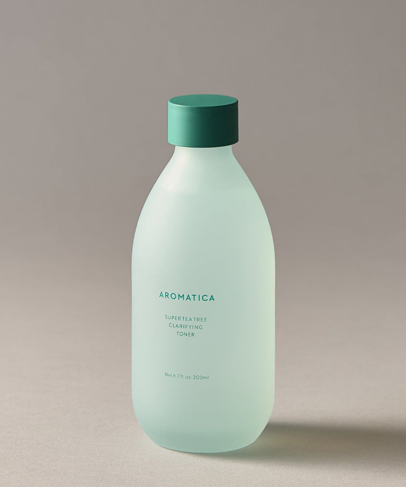 AROMATICA Super Tea Tree Clarifying Toner 200ML, bouteille verte sur fond beige, marque AROMATICA, contexte beauté