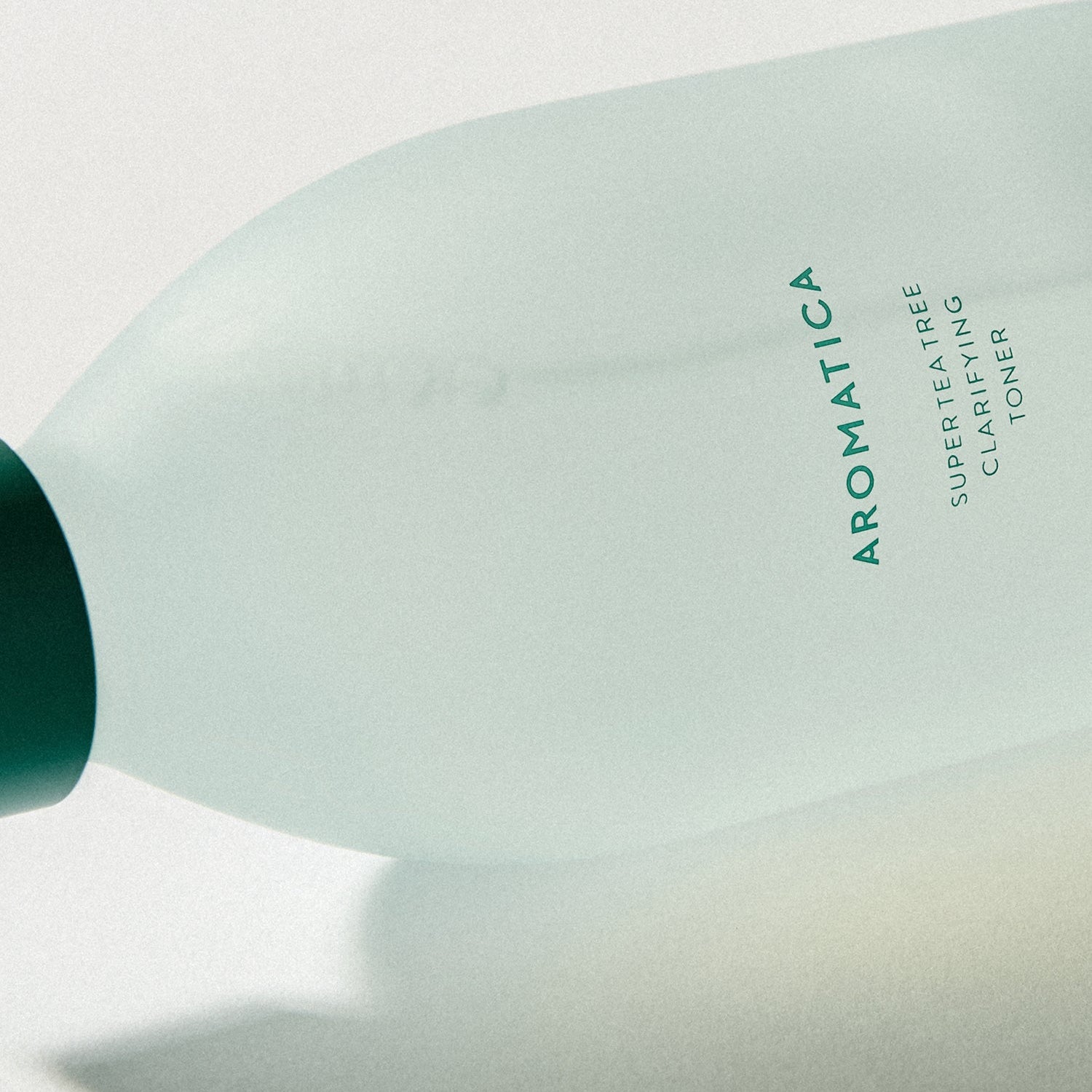 AROMATICA Super Tea Tree Clarifying Toner 200ML de la marque AROMATICA, flacon vert sur fond clair, gros plan