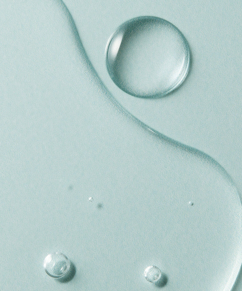 AROMATICA Super Tea Tree Clarifying Toner 200ML, flacon de toner vert, gouttes d’eau et contexte spa sur fond bleu clair.