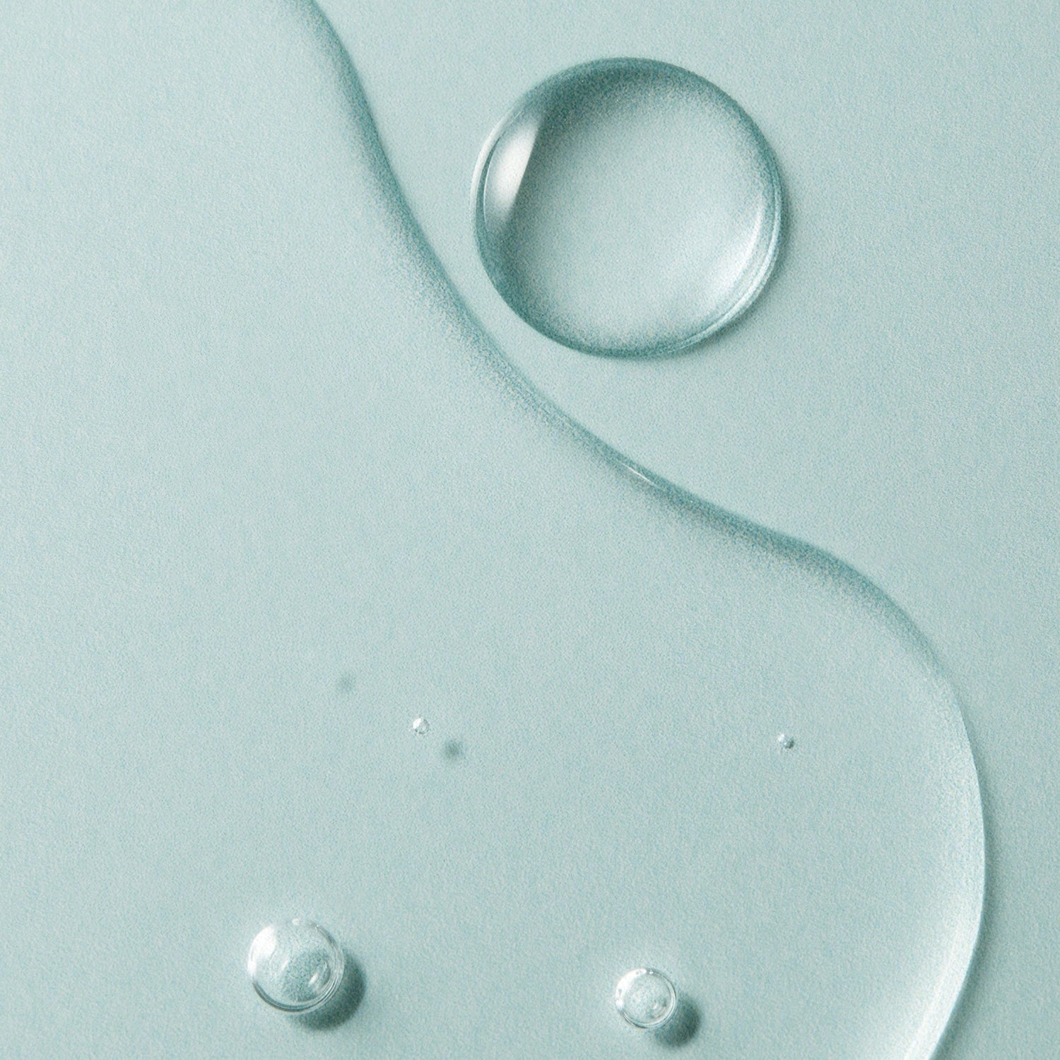 AROMATICA Super Tea Tree Clarifying Toner 200ML, flacon de toner vert, gouttes d’eau et contexte spa sur fond bleu clair.