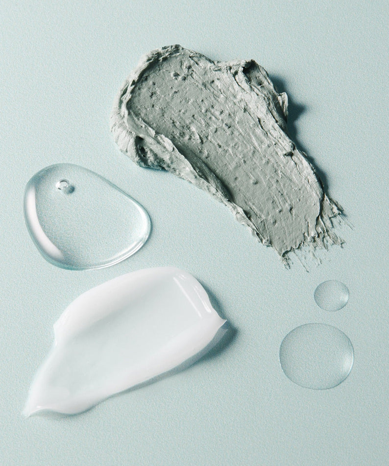 AROMATICA Super Tea Tree Clay Mask Cleanser 150ML de la marque AROMATICA, flacon crème et texture argile sur fond bleu
